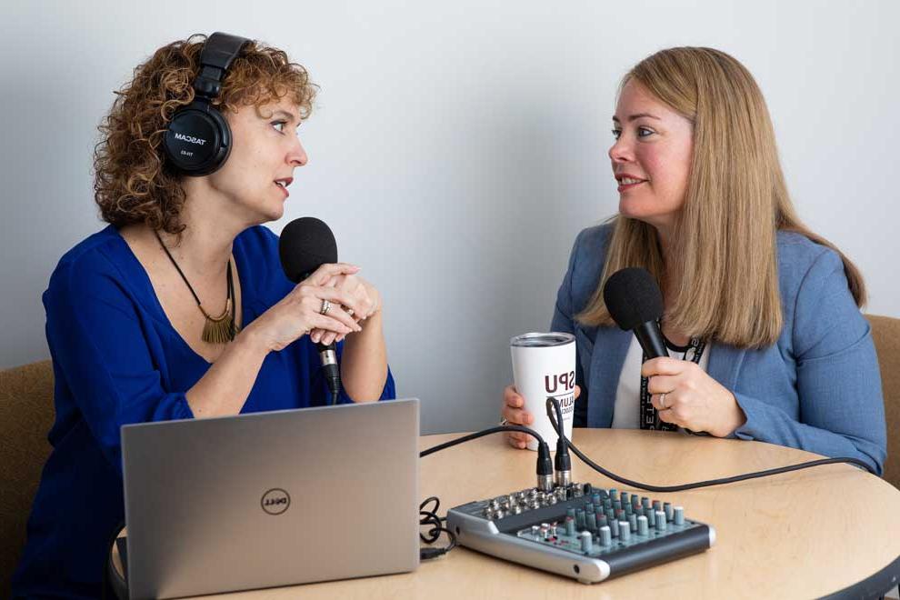 校友主任Amanda Stubbert(右)主持SPU Voices Podcast.